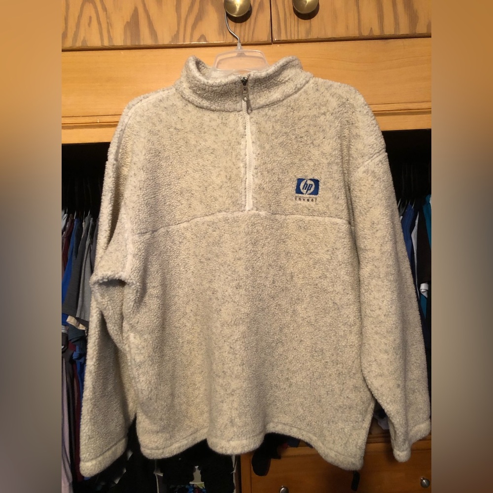 It’s a XXL but it fits like a men’s large. It’s a vintage HP invent sweater